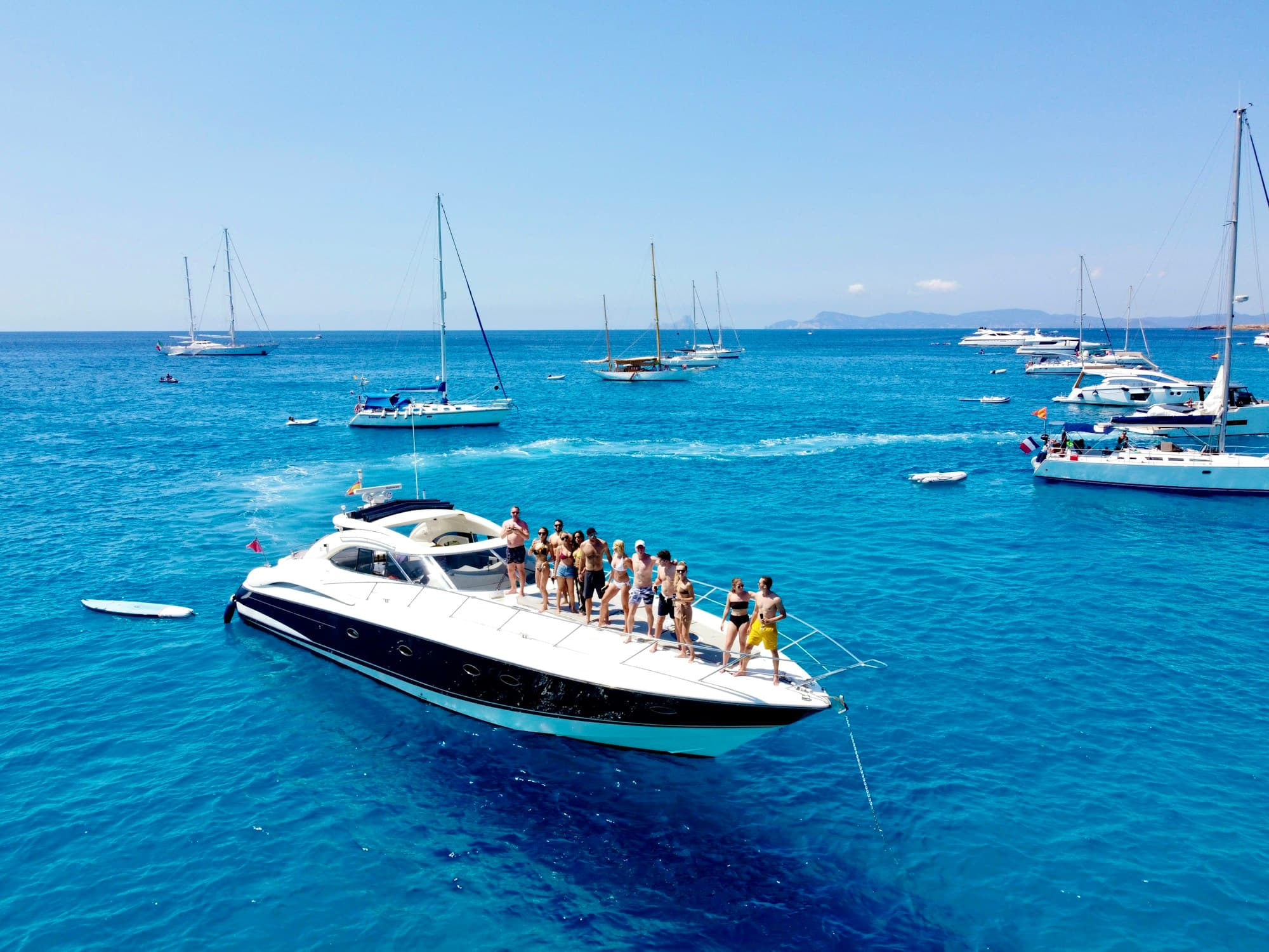Invités réunis lors d’un événement à bord d’un yacht