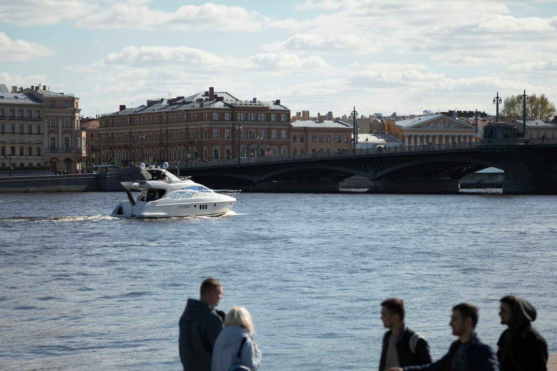 Bateau événementiel naviguant en ville