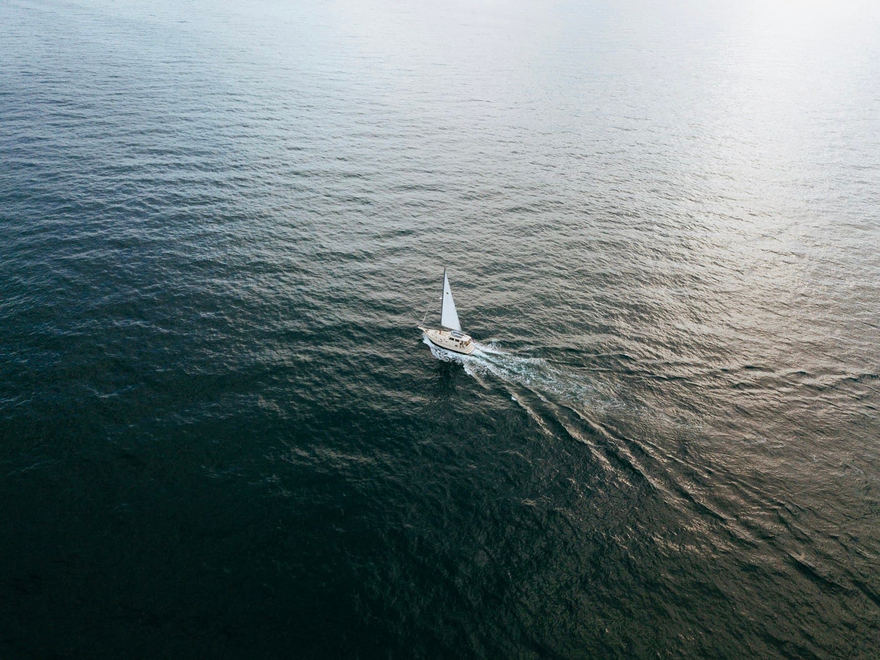 Voilier en navigation en mer